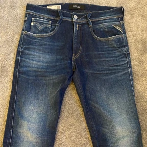 Replay Anbass - Tja! Säljer nu dessa riktigt snygga Replay jeans i modellen Anbass (Slim fit). Storleken är 33/32 och jeansen är endast använda runt 3 gånger, därav är de i nyskick. Nypris ligger runt 1800kr. Hör av dig vid minsta fundering!