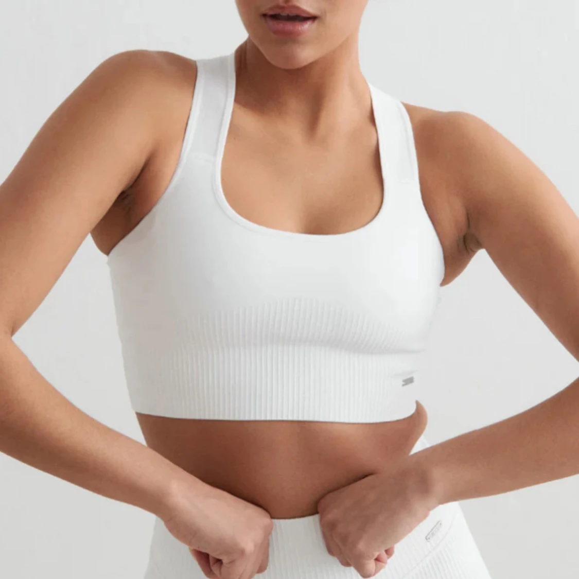 Vit ribbad sporttopp