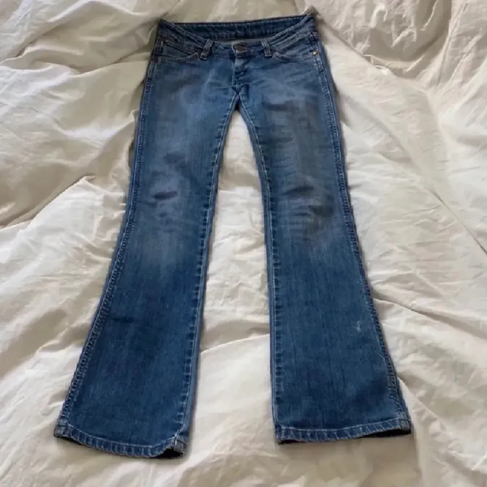 Snygga blå bootcut jeans med låg midja. Perfekta för en avslappnad stil. Så fina jeans som sätter sig så snyggt! Det ända är att dragkedjan är sönder men den är så liten att det inte syns. Midjemått Rak över = 36-37cm Runtom = 76-78cm sänker priset. Farkut & Housut.