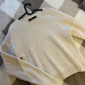 Stickad tröja från new Yorker, S - Snygg och mysig stickad tröja i beige färg. Perfekt för hösten och vintern.