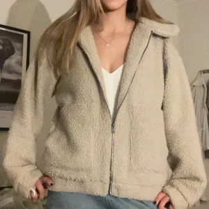 Beige teddyjacka från deVal - Mysig beige teddyjacka från deVal💕💕
