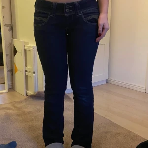 Pepe jeans - Fina jeans från pepe jeans med låg midja, är i modellen straight och är i bra skick! skriv för mått!💕