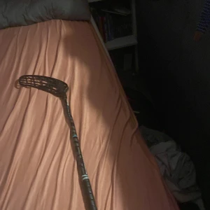En Salming innebandy klubba  av Salming - En svart innebandy klubba av märket Salming ordinarie pris ungefär 1800 för klubban och 300 för bladet + en svart grepplinda på