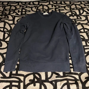 Stone Island Sweatshirt - S - Snygg mörkblå sweatshirt från Stone Island med det ikoniska märket på ärmen. Inga hål eller slitningar i tröjan, condition 7/10.