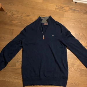 Mörkblå Morris merino zip - Säljer en 100% merino quarter zip från Morris. I princip nyskick men säljer för den håller på att bli för liten. Bara att ställa frågor om fler bilder eller eventuella frågor.