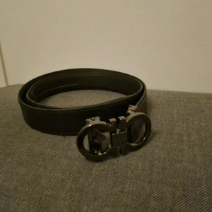 Svart ferregamo bälte - Bra skick Pris går att diskutera