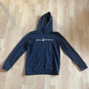 Mörkblå hoodie från Sail Racing - Säljer en mörkblå hoodie från Sail Racing i storlek 170. Tröjan är använd nån enstaka gång och är i 10/10 skick. Säljes på grund av att den är för liten. Pris kan diskuteras vid snabb affär!