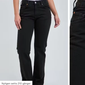 Bikbok Low waist, svarta jeans - Snygga svarta jeans med low waist och rak passform. Mycket bra skick, pris kan diskuteras. Skriv för egna bilder! Ord. pris 699kr