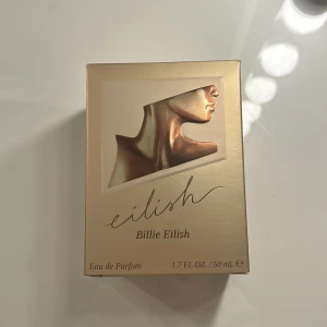 Eilish Eau de Parfum av Billie Eilish - Elegant och unik parfymflaska formad som en byst i metallisk bronsfärg. Innehåller 50 ml Eau de Parfum. Perfekt för den som vill ha en doft med en personlig touch.