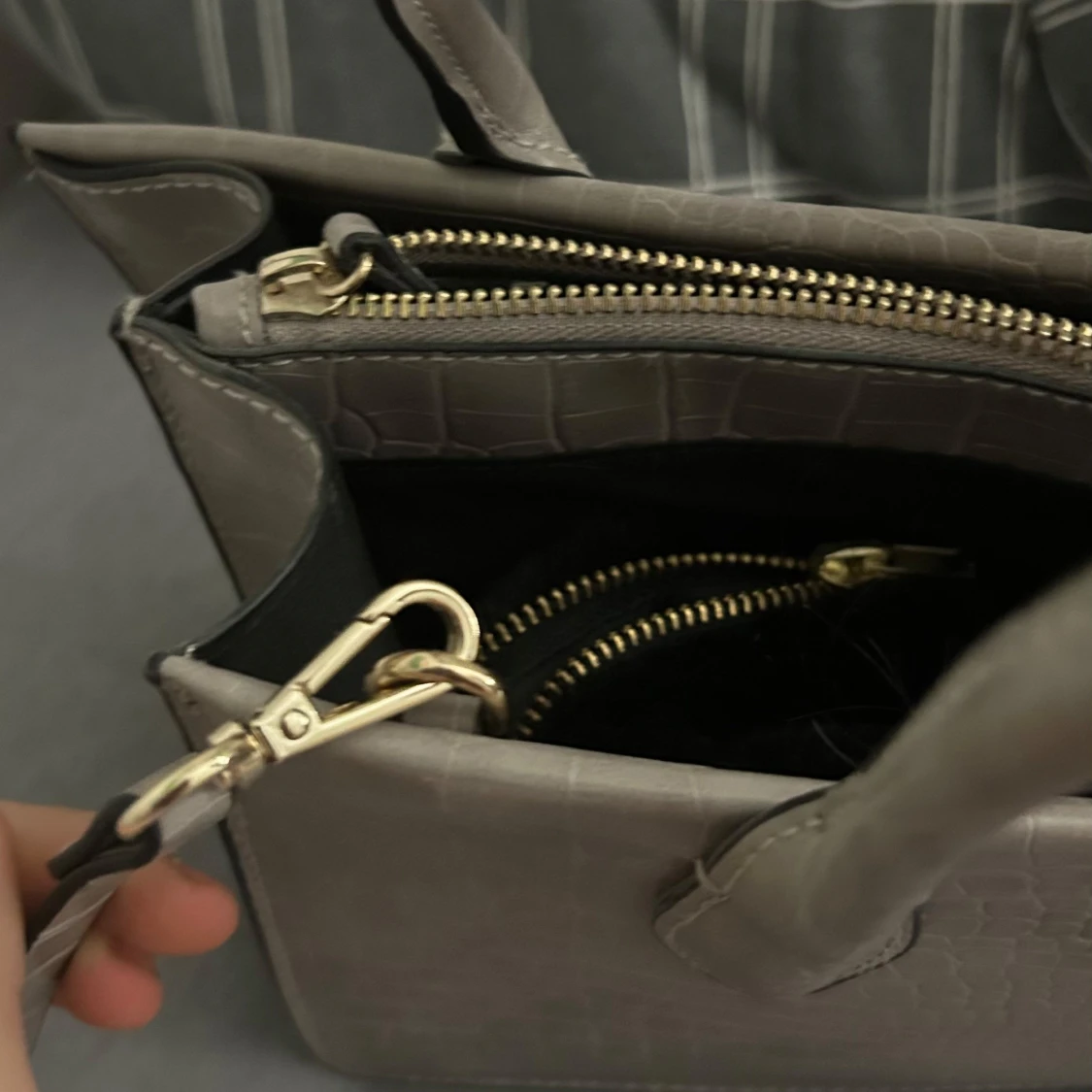 Grå krokodilpräglad handväska - 90