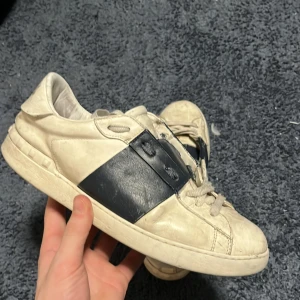 Valentino Open sneakers - Tjena, säljer ett par valentino skor i helt okej skick, jag har box men ej kvitto dom är köpta på plick. Hör av dig vid minsta frågan😀