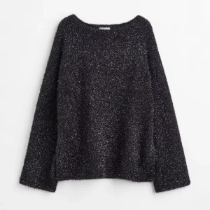 Svart glittrig tröja från H&M - Säljer min svarta glittriga tröja från H&M. Sparsamt använd! Perfekt för att lägga till lite glitter i vardagen. Passar bra till både jeans och kjol💕💕