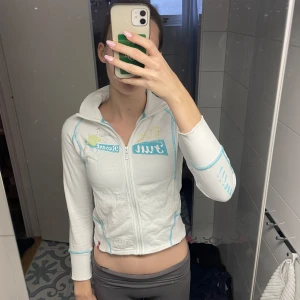 Cool tröja - Bra skick, lite urtvättad (materialet lite tunnare) storlek står som m skulle säga att den är mer av en xs/s💗 har inga andra bilder 