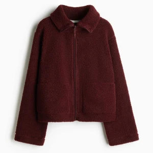 H&M Teddy jacka ❤️ slutsåld - Säljer min helt nya vinröda teddy jacka från hm egentligen enbart för o se om jag kan tjäna pengar på fen (annars behåller jag den själv)😍🥰😇🤗❤️HELT SLUTSÅLD