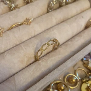 Guldring med kedjedesign - Tidlös och snygg guldring med en kedjedesign. Köpte i en butik i Spanien med smycken av bra kvalitet, knappt använd🫶🏼