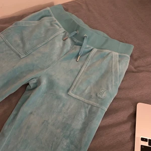 Juicy Couture byxor😍 - Jätte fin färg asså älskar färgen, jätte sköna och mysiga inga fel på byxorna💗