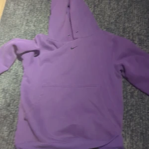 Nike hoodie - Lila Nike hoodie strlk M. Inget snöre 