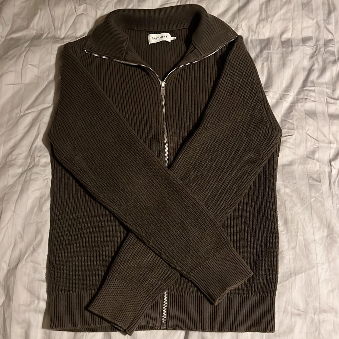 Brun stickad kofta från East West - 92
