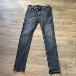 Grå replay jeans - Ett par feta replay jeans i storlek 30-32. Endast använda ett fåtal gånger. Hör gärna av dig med frågor.