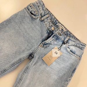 Ljusblå jeans från Dr. Denim 🩵 - Snygga ljusblå jeans från Dr. Denim i en klassisk straight fit. De har en dragkedja och knapp framtill samt fem fickor. Perfekta för en avslappnad stil.