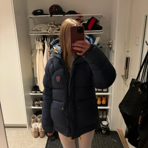 Fjällräven jacka mörkblå - Säljer min fjällräven expedition down lite w jacka för har tröttnat på den köpt förra året slutsåld💖storlek s men ganska stor i storleken obs har ett litet igen tejpat hål i ryggen de sista bilden 