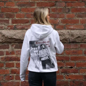 Grå hoodie med tryck - VI ÄR ETT UF FÖRETAG.                               ⭐️100 % BOMULL!. 🧍🏼‍♀️🧍🏼- UNISEX. Storlekarna XS - XL (stor i storleken, rekommenderar att gå ner i storlek för optimal passform). Modellerna bär storlek XS och M. Finns inget limiterat antal.