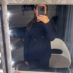 Blå stickad hoodie - Säljer min mörkblåa stickade hoodie ifrån Zara, inte mycket använd alls