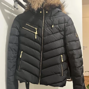 Hollies jacka stl 36 - Hollies Chatel jacka stl 36 med äkta pälskrage. Väldigt fint skick nästan som ny. 