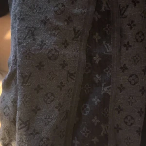 Lv scarf - Har 2 lv scarf en svart och en svart grå i bra skick 1 för 1000 båda två för 1500