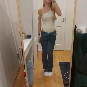 Beige oneshoulder body från Weekday - Snygg beige oneshoulder body från Weekday. Passar bra till både jeans och kjol. Storlek: S🩷🩷 Skriv vid frågor!🩷