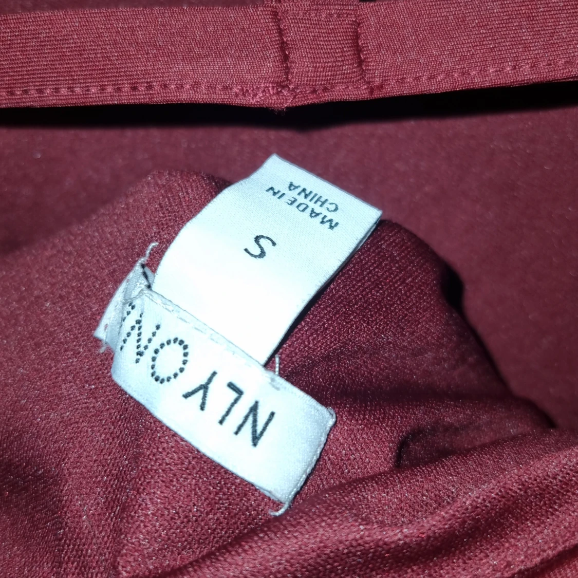 Vinröd klänning från NLY One, Strl: S/36, fest jul - 92