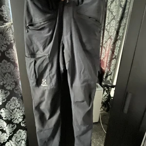 Haglöfs byxor - Säljer nu mina fina haglöfsbyxor som inte har en ända skada dom är sköna att ha på sig och är som nytt skick. Pris kan diskuteras vid snabb affär. Om du är 170cm så passar byxorna dig jätte bra i längd. 