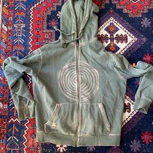 grön hoodie - handmålad med blekmedel 