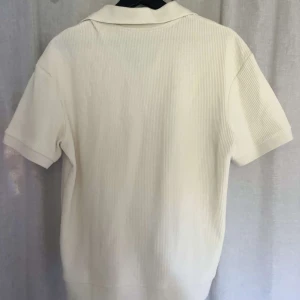 Polo Zara (ribbad polo) - Tröjan är i storlek S och i bra skick. Köpte den innan sommaren och använder den ca 3 gånger. Nypris 299kr  Säljer då den blivit för liten. Pris 120kr + frakt