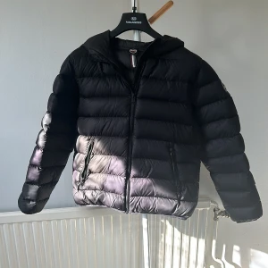 Colmar Jacka - Säljer nu min colmar jacka i storlek S. Skick är 10/10 knappt använd. Jag är 175cm och den sitter bra i längd men kort på armarna Hör av dig vid frågor😁