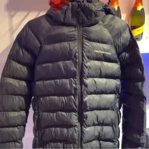 Peak performance jacka - Säljer ramin peak performance jacka då den är förlåten den är i storlek 160 Pris går att diskutera!