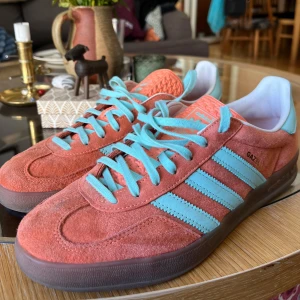 Adidas gazelle - Intressekoll på dessa orangea adidas gazelle med blåa stripes. Skorna är i nyskick!!
