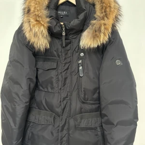 Hollies vinterjacka  -  Säljer min vinterjacka från Hollies - Nästan nyskick! Jag säljer min snygga och varma vinterjacka från kvalitetsmärket Hollies. Jackan är endast använd max 6 gånger,så den är i mycket gott skick. Perfekt för kalla vinterdagar.