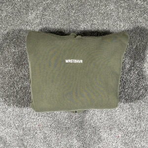 WRSTBHVR Hoodie - Nu säljer vi denna feta hoodien från WRSTBHVR. Riktigt skön och passar perfekt till hösten. Tröjan är i bra skick och har inga defekter.  Nypris: 800kr