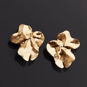 Örhängen H&M - Säljer mina trendiga örhängen från hm, aldrig använda och helt nya💓 Slutsålda på hemsidan. 