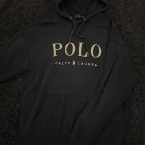 Polo Ralph Laurent  hoodie  - Säljer nu denna feta hoodie då den inte kommer till användning• skick 8/10 lite slitningar vid texten men inget som syns vid användning• hör av er vid frågor( pris kan diskuteras vid snabb affär