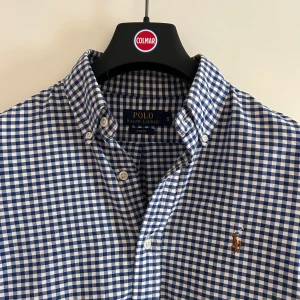 Ralph Lauren skjorta - Fräsch oxford skjorta från Ralph lauren. Skjortan är i oerhört fint skick helt utan defekter. Hör av dig för fler funderingar!
