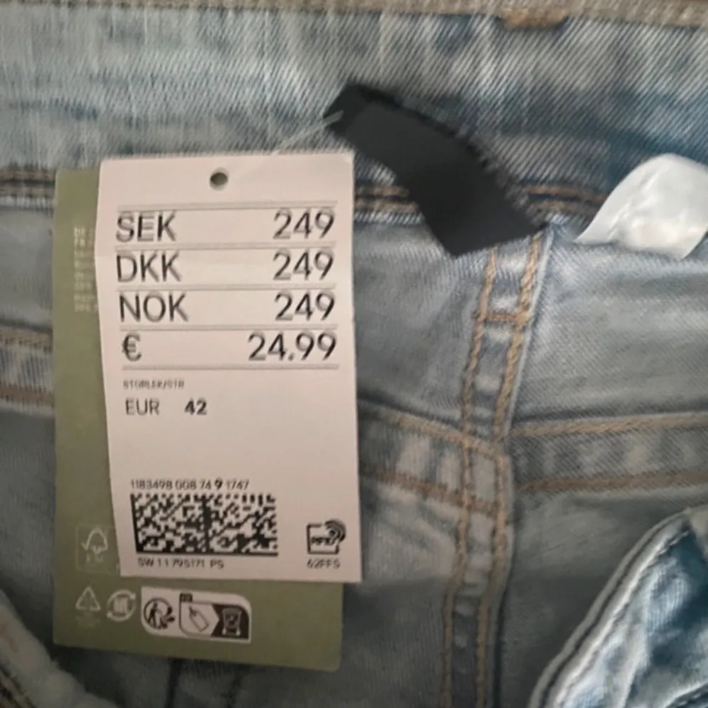 Low waist bootcut jeans Jeans från H&M helt slutsålda Ljusblå färg  Storlek 42 men passar som 40 Köpte för helpris, helt oanvända med lapp kvar. Skriv för frågor😊 Säljer även på min Vinted ( mariellesvensson ). Jeans & Byxor.