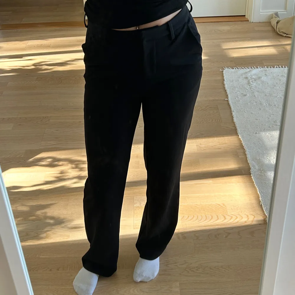 Säljer dessa kostymbyxor från Vero Moda i storlek XS🤍Använda fåtal gånger och är i mycket fint skick😍 Jag är 160cm och dom passar superbra på mig!. Jeans & Byxor.