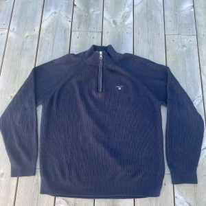 Stickad quarter zip - Säljer en snygg Gant tröja som är köpt på kids brads store för 700kr och säljer den för 299kr och är i bra skick. Om du har några frågor så är jag i DM mvh MRcvb