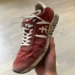 Premiata skor - Hejsan! Säljer dessa snygga skor, sparsamt använda och i utmärkt skick. Enkla att matcha med olika outfits och superbekväma att ha på sig.