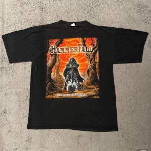 HammerFall Glory To The Brave T-shirt från 1997, (Rare) Size: XL passar Medium lite oversized Skick: Vintage, sprickor i tryck Pris: 589kr   Köparen står för eventuell frakt!