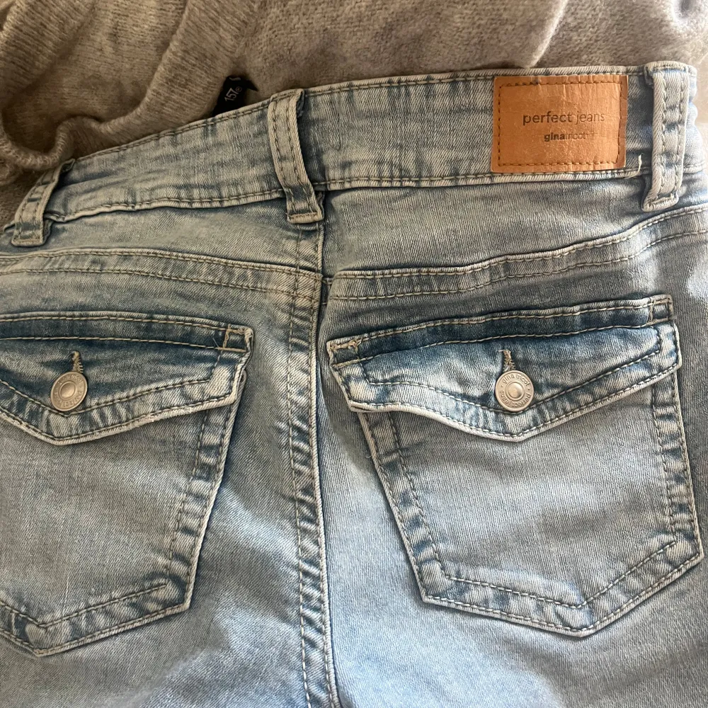 säljer dessa lågmidjade boutcut jeans från Gina pågrund av att de är för små för mig. Använda väldigt få gånger. Jätte bra skick. Nypris 600 kr. 💕💕de har detaljer där back (bild två) storlek 36.  . Jeans & Byxor.