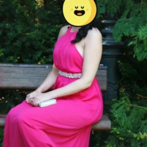 Långklänning  - Långklänning som är använd vid ett tillfälle, passar S/M  