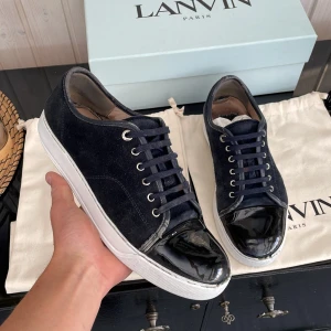 Lanvin - Säljer dessa sjukt feta lanvin cap toe med glans. Storlek uk9 vilket motsvarar 43/44 men är stora i storleken. Skick 7/10. Kan gå ner i pris vid snabb affär. Hör av dig vid minsta fundering💯